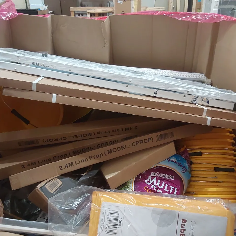 PALLET OF ASSORTED ITEMS TO INCLUDE: MATTRESS TOPPER, STEP LADDERS, POP-UP TENT, SAMSUNG TV FRAME ECT