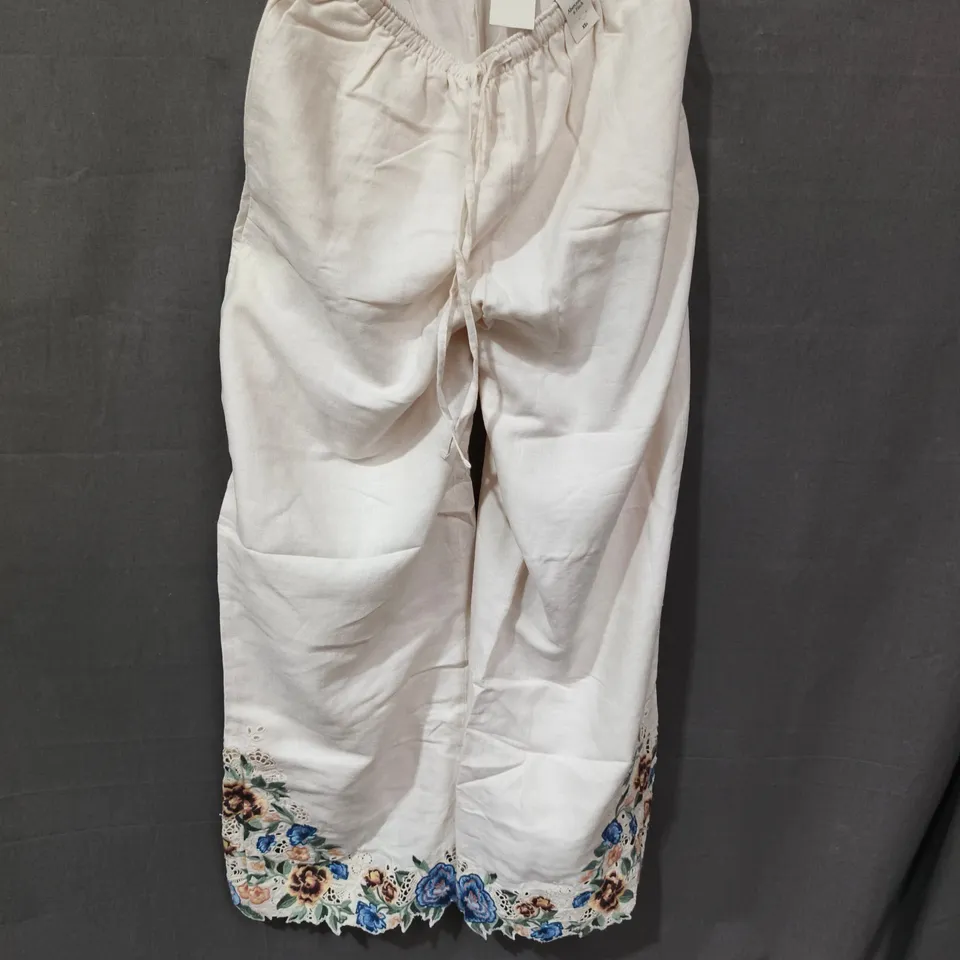 ABERCROMBIE & FITCH CREAM EMBROIDERED HEM TROUSERS – UK SIZE XS