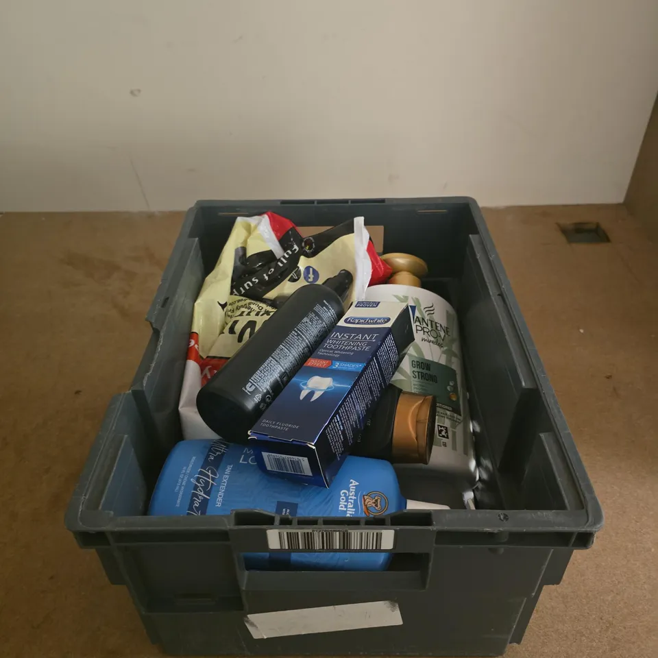 TOTE OF APPROXIMATELY 15 ASSORTED COSMETIC ITEMS TO INCLUDE TRESEMME, PANTENE PRO V, AUSTRALIAN GOLD, RAPID WHITE TOOTHPASTE ETC