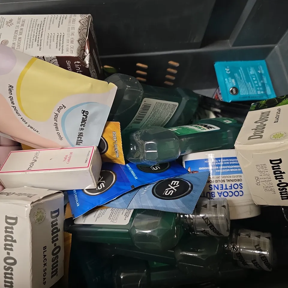 APPROXIMATELY 15 ASSORTED HEALTH & BEAUTY PRODUCTS TO INCLUDE DUDU-OSUN BLACK SOAP, LISTERINE FRESH BURST, GRACE & STELLA SPOT COVERS, ETC - COLLECTION ONLY