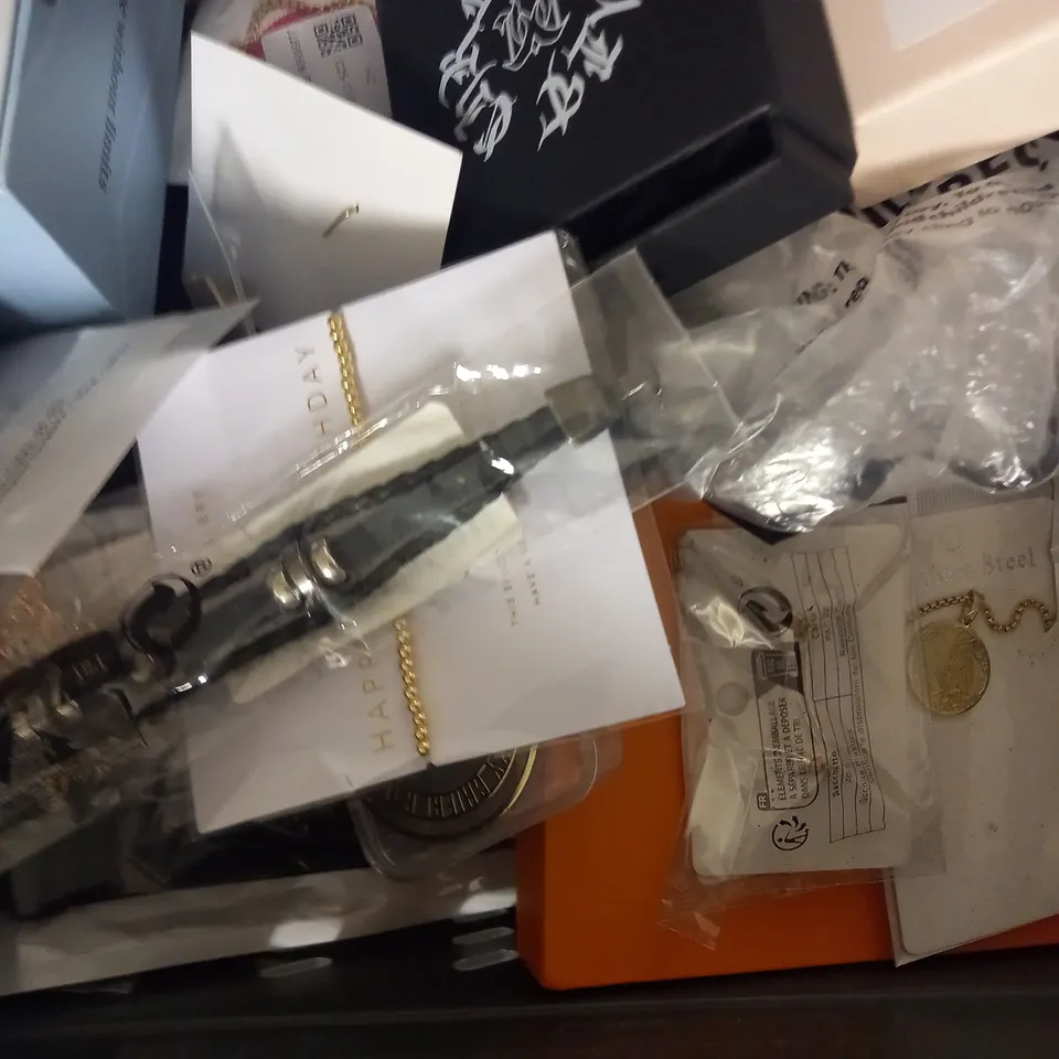 APPROXIMATELY 20 ASSORTED JEWELLERY ITEMS TO INCLUDE NECKLACES, BRACELETS, EARRINGS, ETC