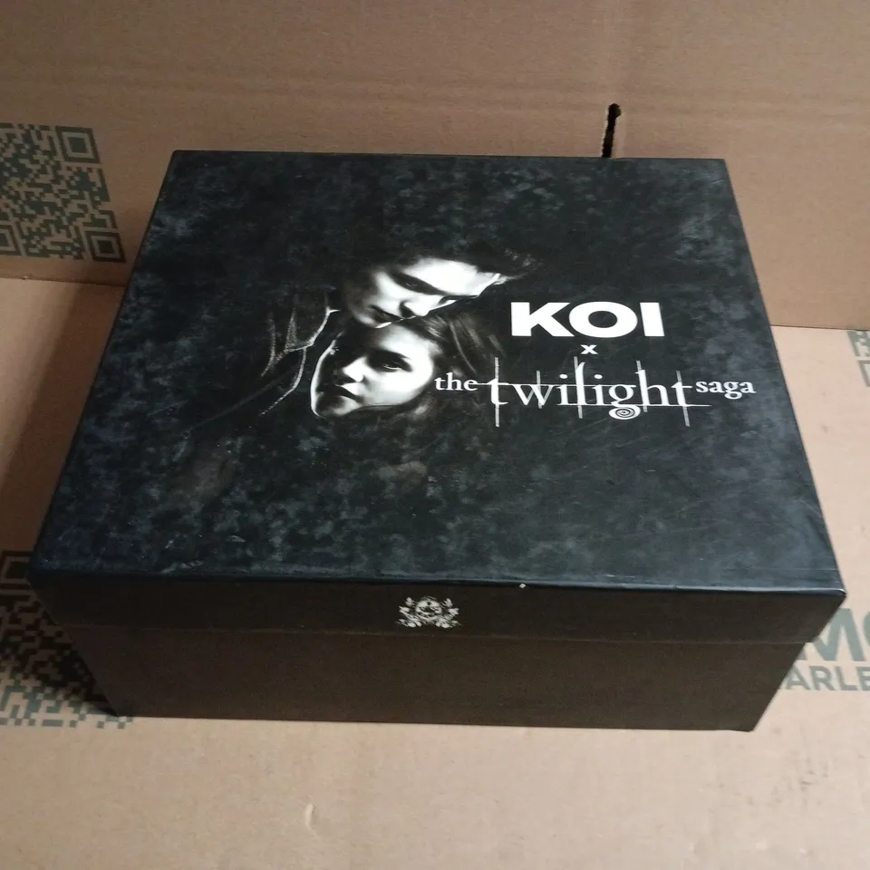 BOXED KOI TWILGHT SAGA VAMPIRE SKIN PLATFORM GLITTERING BOOTS – SILVER, UK4