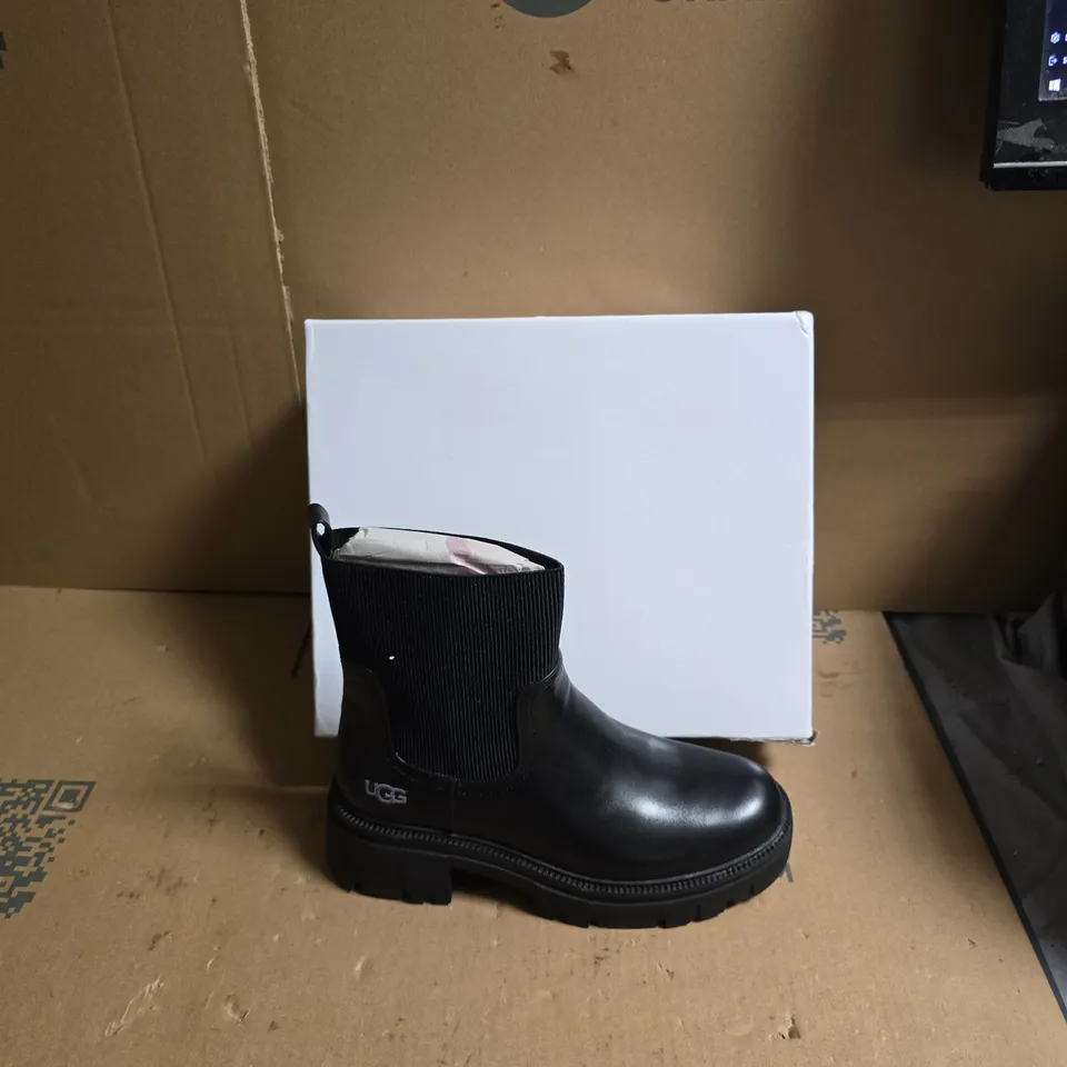 UGG BLACK LEATHER ANKLE BOOT WITH RIBBED KNIT SHAFT - EUR SIZE 39