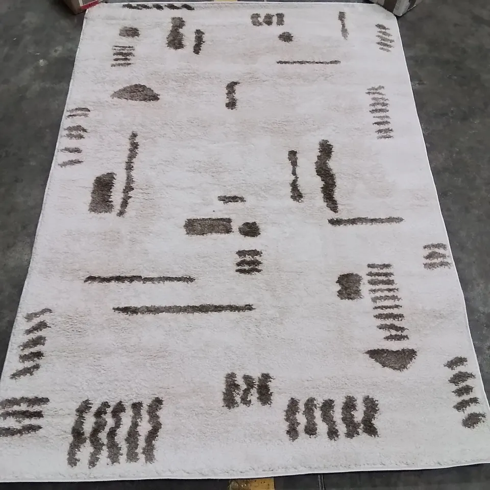 MACHINE WASHABLE SHAGGY BOHO RUG APPROXIMATELY 120X170CM