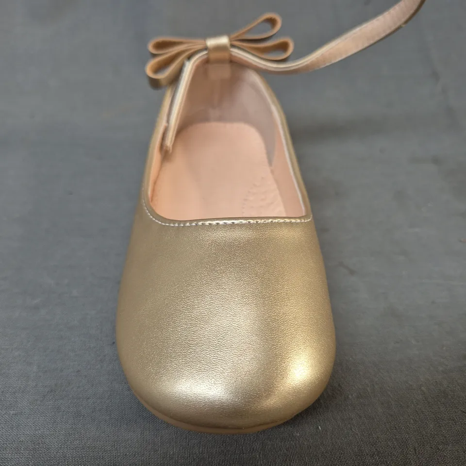 BOXED PAIR OF DESIGNER INFANT'S PUMPS IN GOLD EU SIZE 26