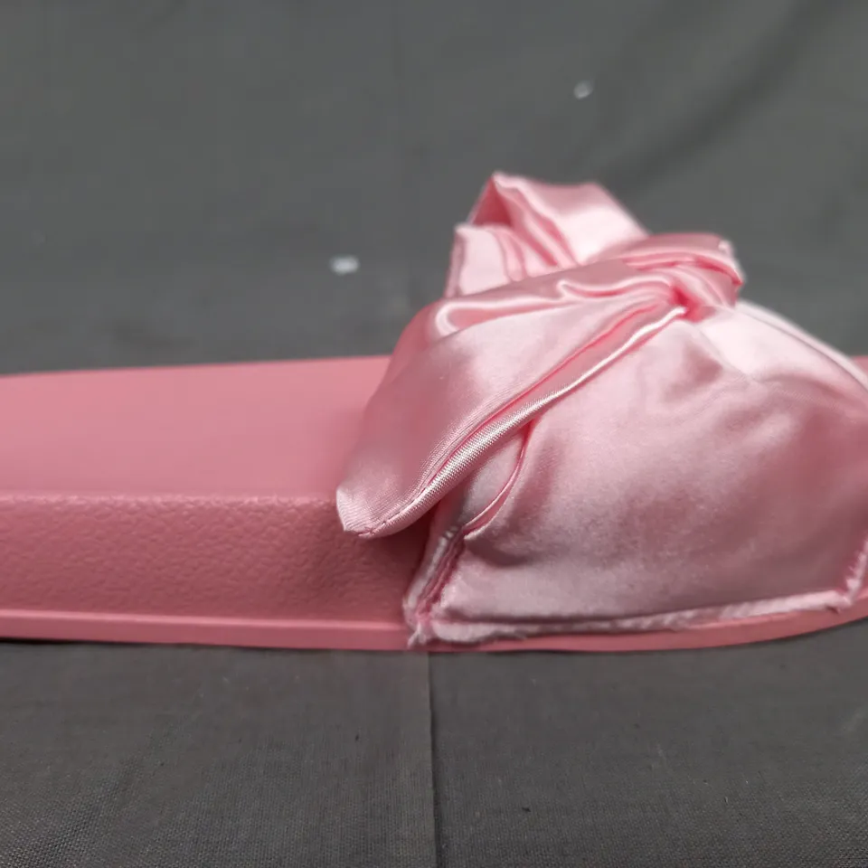 BOX OF APPROXIMATELY 10 PAIRS OF DESIGNER SLIDES IN PINK - VARIOUS SIZES