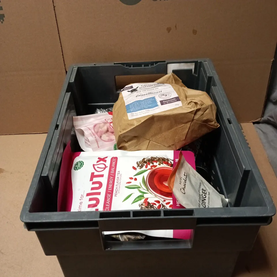 TOTE OF APPROXIMATELY 20 ASSORTED FOOD/DRINK ITEMS TO INCLUDE GALLOWAY SCOTTISH PASTA, LULUTOX PEACH FLAVOUR TEA, CHUNK FUDGE, HOTEL CHOCOLET GINGER HOT DRINKING CHOCOLATE, NOVOMINS KIDS NIGHT TIME GU