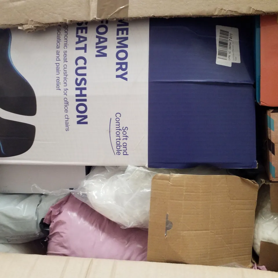 PALLET OF 2 BOXES CONTAINING ASSORTED PILLOWS & CUSHIONS