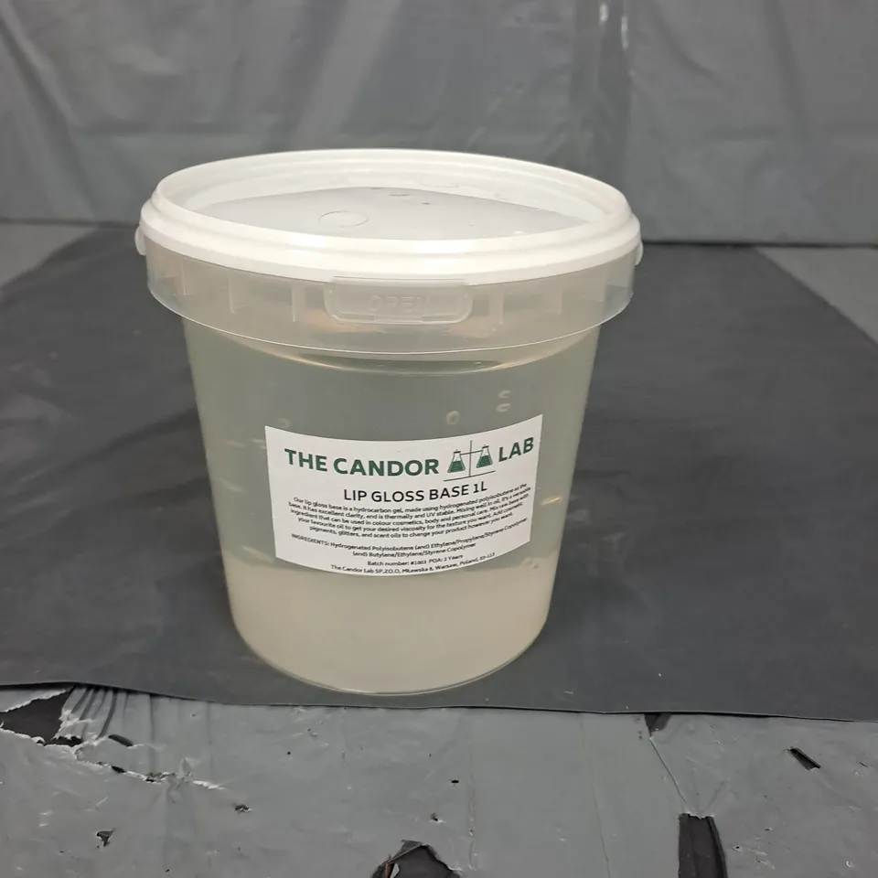 BOX OF APPROXIMATELY 10 TUBS OF LIP GLOSS BASE 1L