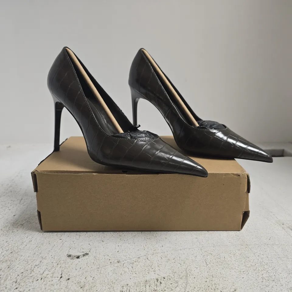 BOXED PAIR OF MANGO POINTED TOE STILETTO HEELS IN DUSTY BROWN SIZE UK 4