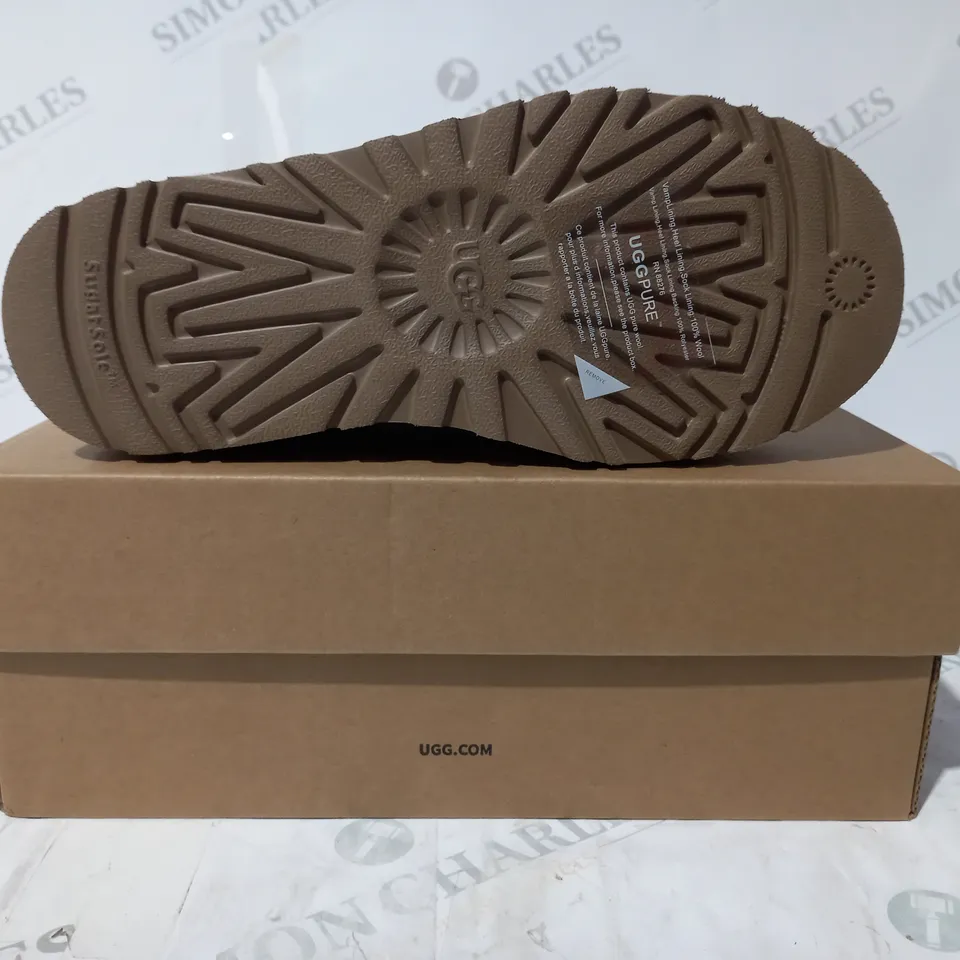 BOXED PAIR OF UGG WTAZZ SHOES IN TAN UK SIZE 4