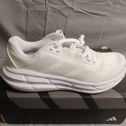 BOXED PAIR OF ADIDAS WHITE CLOUDFOAM RUNNING SHOES – UK SIZE 5