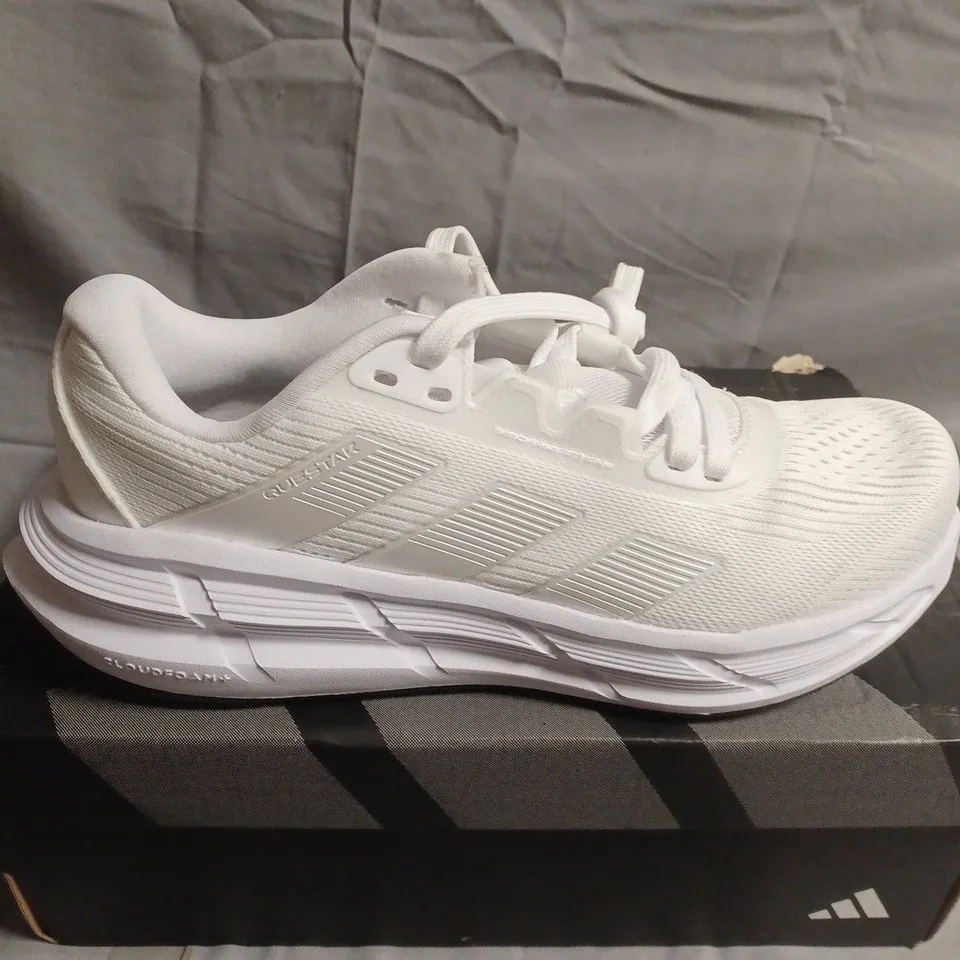 BOXED PAIR OF ADIDAS WHITE CLOUDFOAM RUNNING SHOES – UK SIZE 5