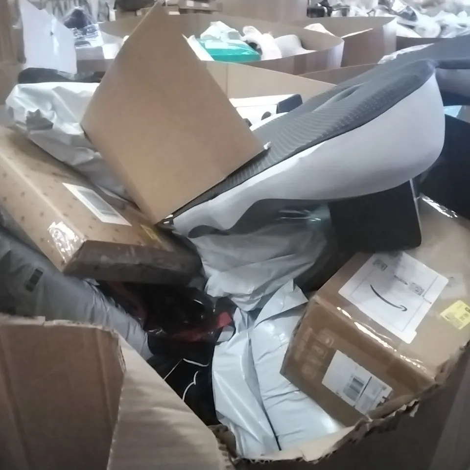PALLET CONTAINING A LARGE QUANTITY OF PILLOWS