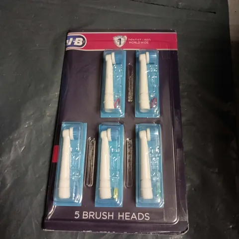 APPROXIMATELY 25 ASSORTED HEALTH AND BEAUTY ITEMS INCLUDING ORAL B BRUSH HEADS , MINI SHAVER AND FOOT PEEL 