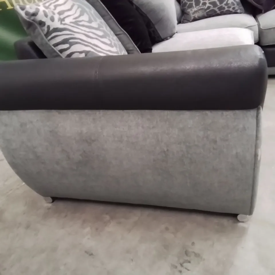 QUALITY DESIGNER FABRIC UPHOLSTERED GREY/BACK CORNER SOFA WITH SCATTER CUSHIONS 