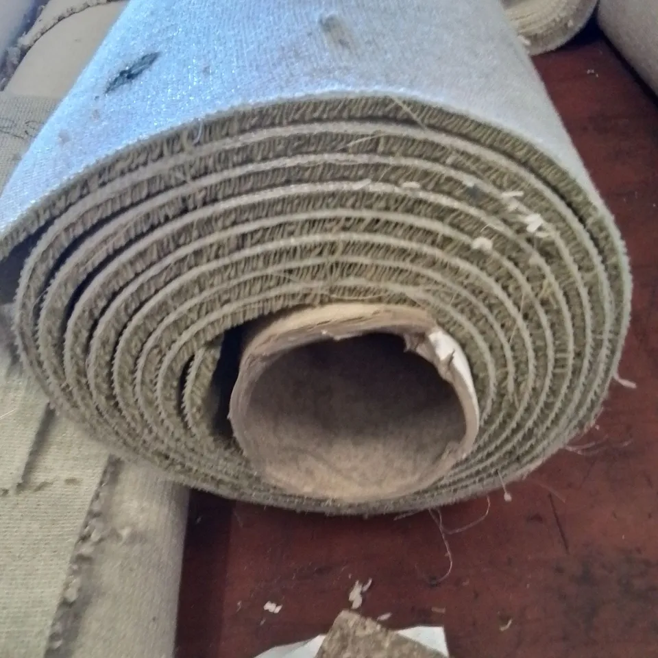 ROLL OF QUALITY DIMENSIONS 54 CARPET // APPROX SIZE: 5 X5.74M