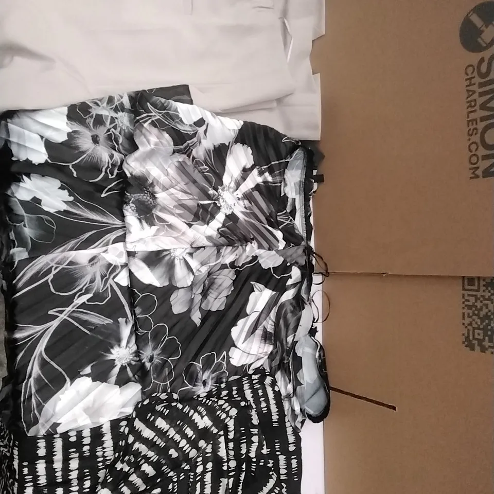 PALLET CONTAINING APPROXIMATELY 100  WOMEN'S DESIGNER CLOTHES WHICH INCLUDE; JD WILLIAMS PANTS, DRESSES, SKIRTS ETC