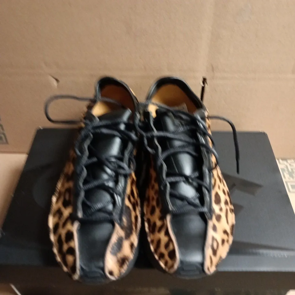 BOXED PAIR OF NIKE AIR SUPERFLY LX TRAINERS - WOMENS - UK SIZE 7