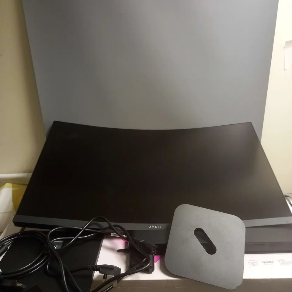 BOXED OMEN 32C QHD 165HZ CURVED GAMING MONITOR IN BLACK