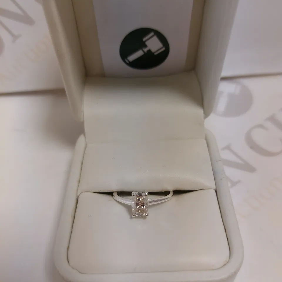SILVER BAND RING WITH SPARKLE STONE