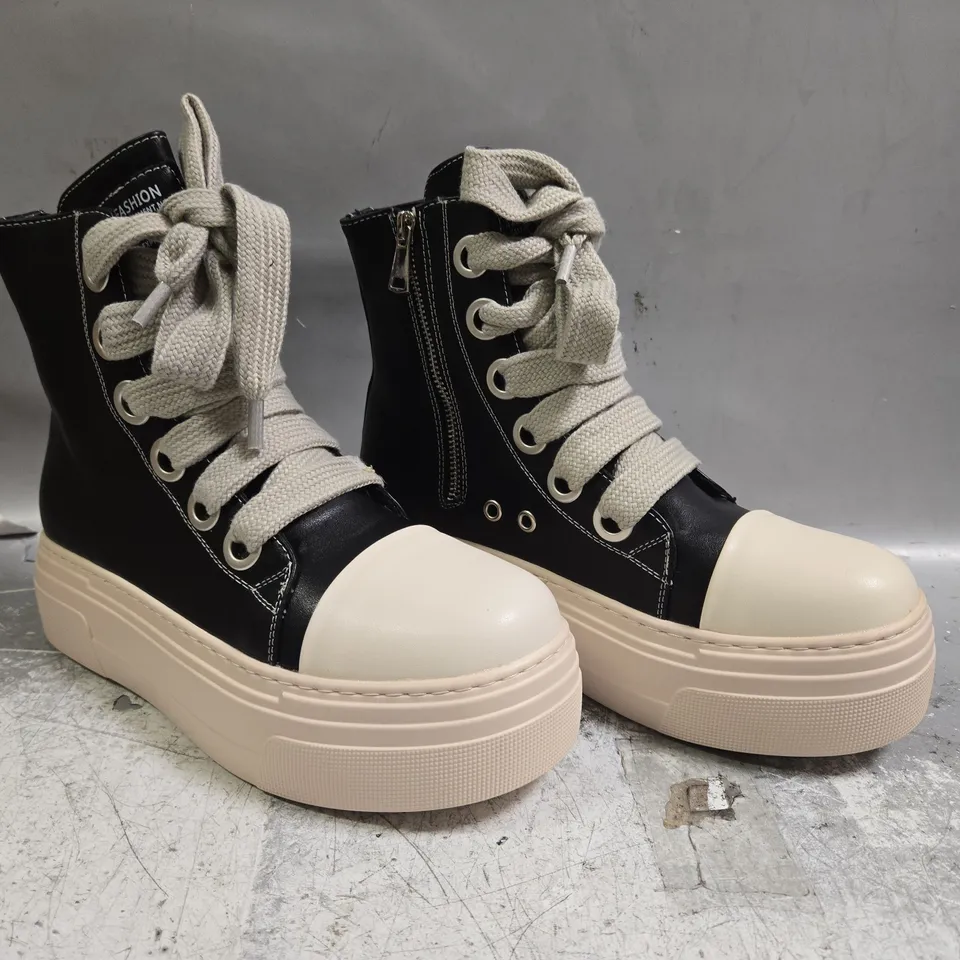 BOXED PAIR OF UNBRANDED PLATFORM ANKLE BOOTS IN BLACK SIZE EU 42
