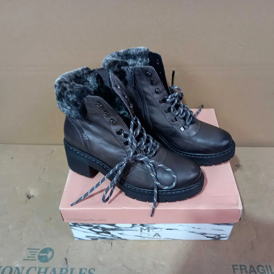 BOXED PAIR OF MODA IN PELLE BOOTS - SIZE 38