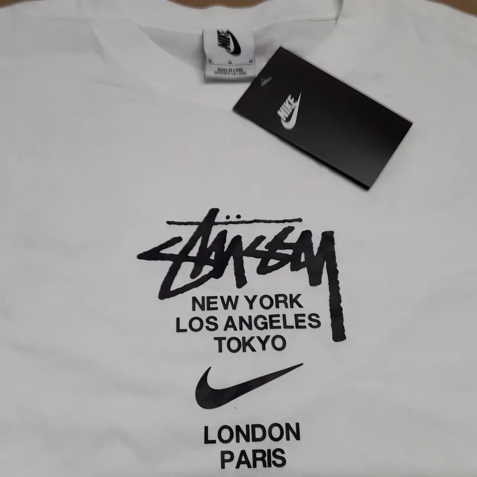 NIKE WHITE T-SHIRT - M