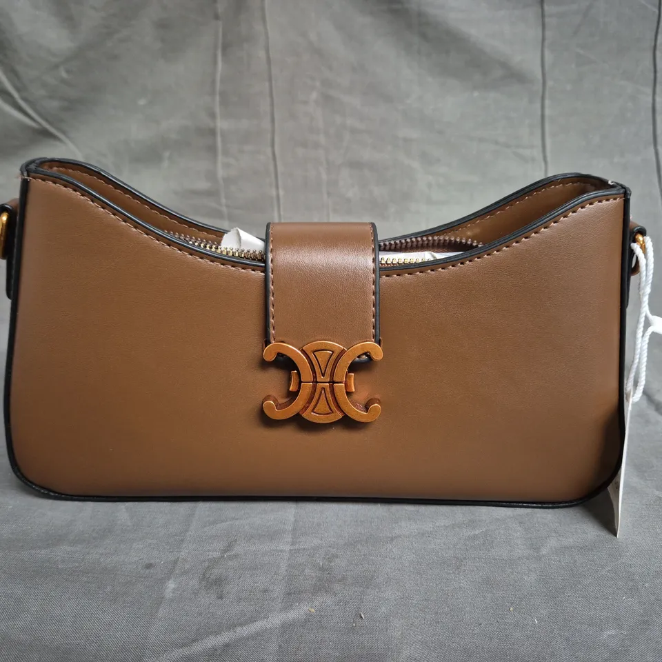 LARGE QUANTITY OF WOMENS LEATHER HANDBAGS