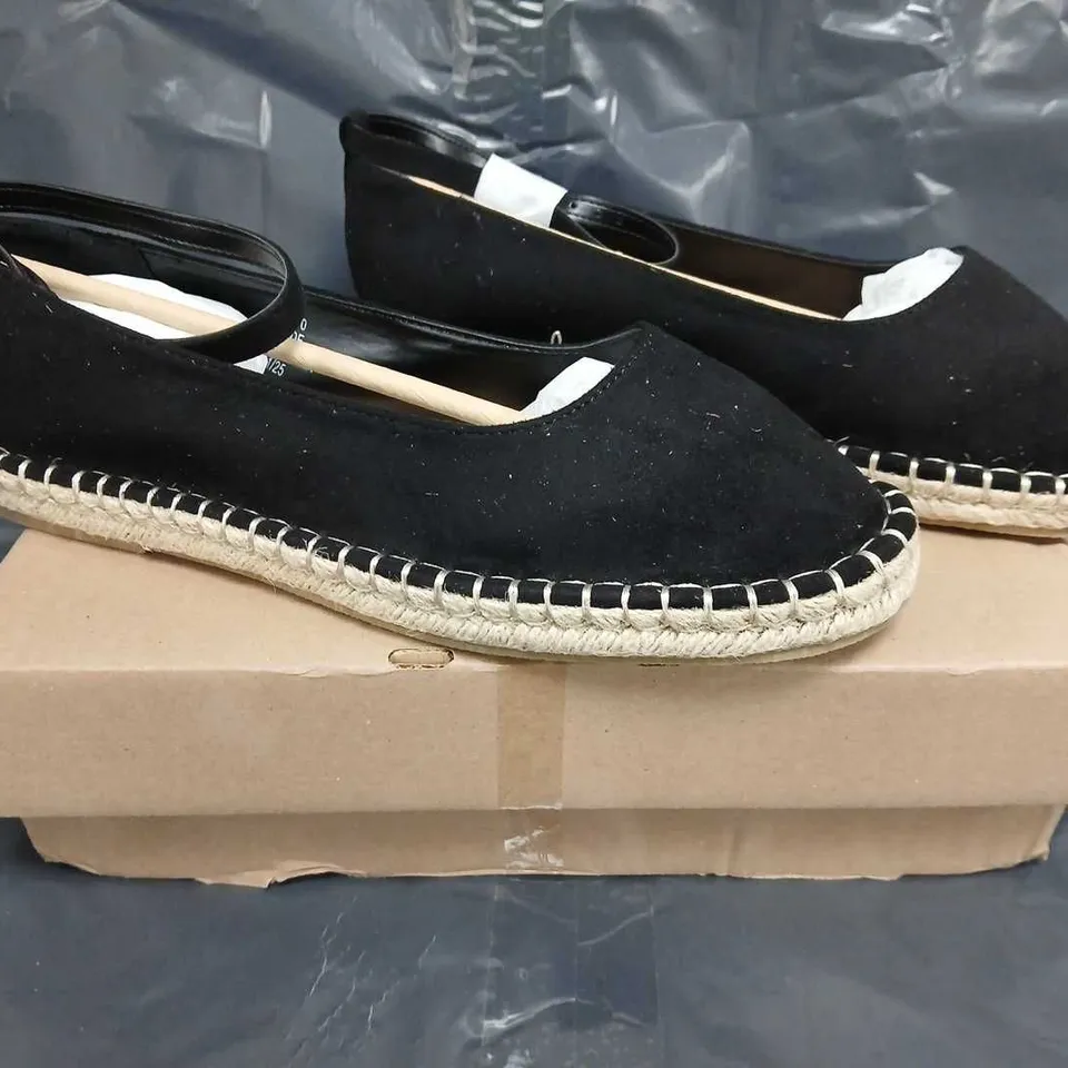 BOXED PAIR OF UNBRANDED SHOES IN BLACK SIZE UK 9