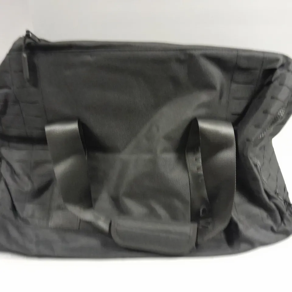 1MR. CORE HOLDALL BAG IN BLACK