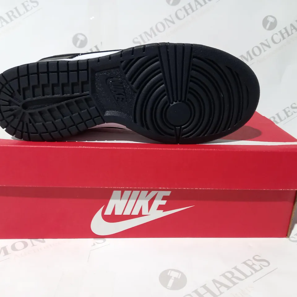 BOXED PAIR OF NIKE DUNK LOW RETRO TRAINERS IN BLACK/WHITE UK SIZE 4