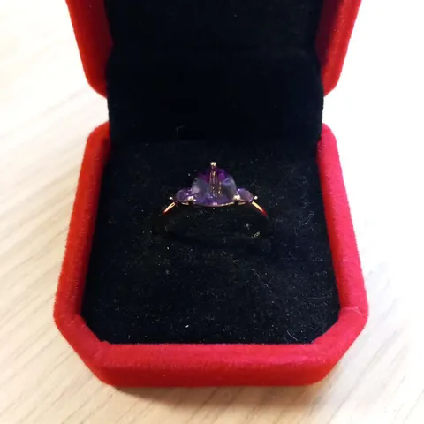 9CT YELLOW GOLD RING SET WITH A TRILLIANT AMETHYST AND OVAL AMETHYST TO EACH SHOULDER