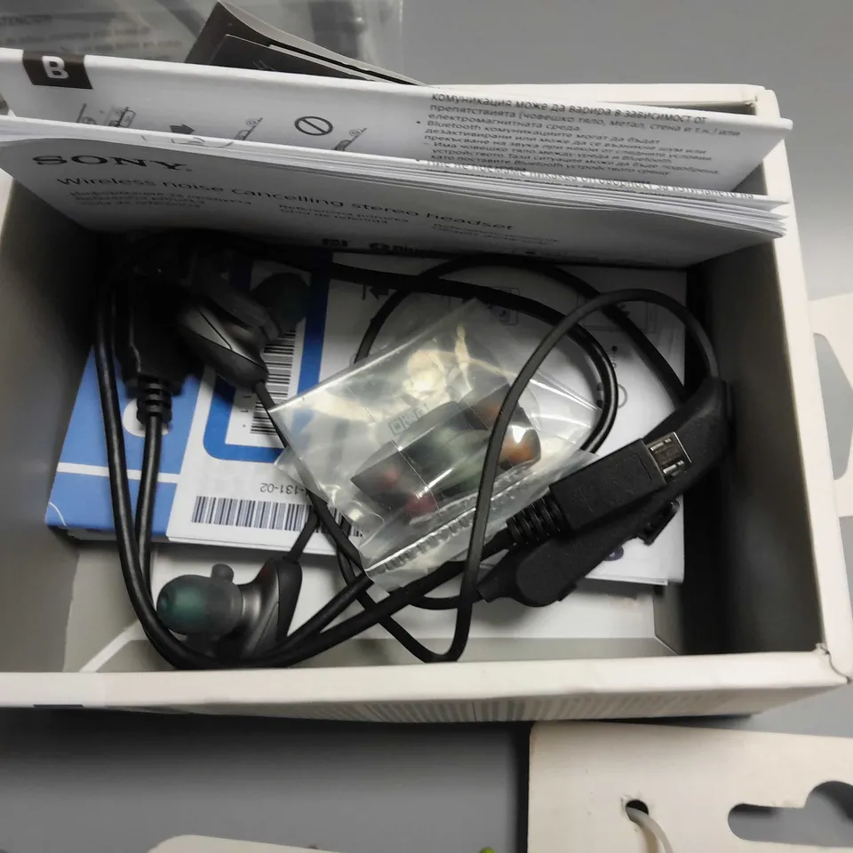 LOT OF 10 ASSORTED TECH ITEMS TO INCLUDE RECON 50X HEADPHONES FOR XBOX ONE, SONY WIRELESS EARPHONES AND MICROHD HD400 HUM DESTROYER