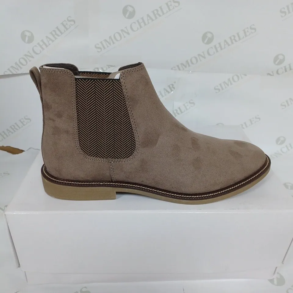BOXED MENS MARSH MICROSUEDE SHOES IN BIEGE - SIZE 10