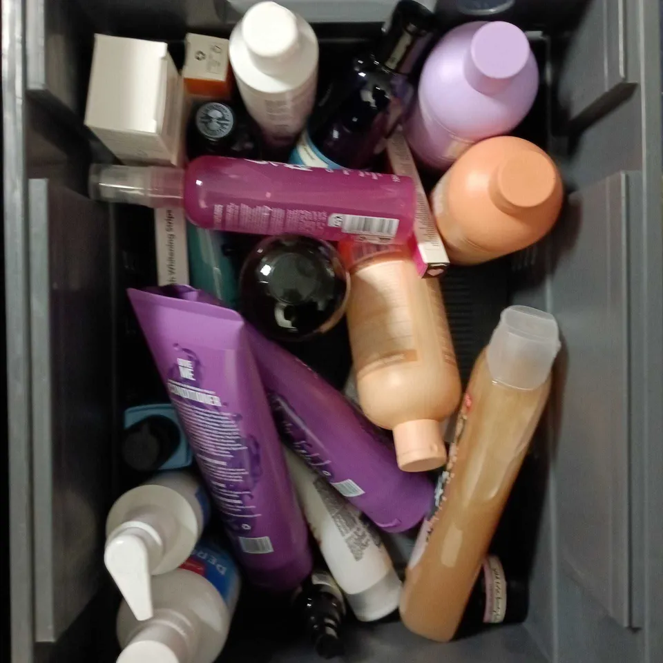 TOTE OF APPROXIMATELY 15 ASSORTED COSMETIC ITEMS TOO INCLUDE SHAMPOO, CONDITIONER AND DR SQUANCH SHAMPOO