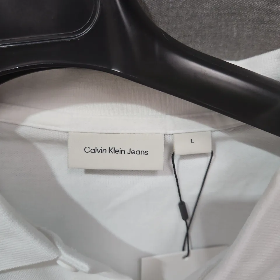 CALVIN KLEIN JEANS WHITE POLO SHIRT – SIZE L (UK LARGE)