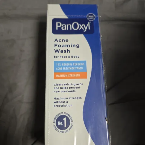 APPROXIMATELY 15 ASSORTED HEALTH AND BEAUTY PRODUCTS INCLUDING PANOXYL ACNE FOAMING WASH , AVON SENSES BUBBLE BATH AND THE BLACK STUFF NATURAL IRISH SOAP 