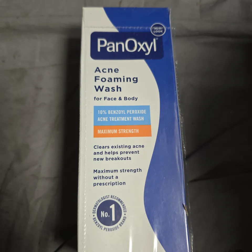 APPROXIMATELY 15 ASSORTED HEALTH AND BEAUTY PRODUCTS INCLUDING PANOXYL ACNE FOAMING WASH , AVON SENSES BUBBLE BATH AND THE BLACK STUFF NATURAL IRISH SOAP 