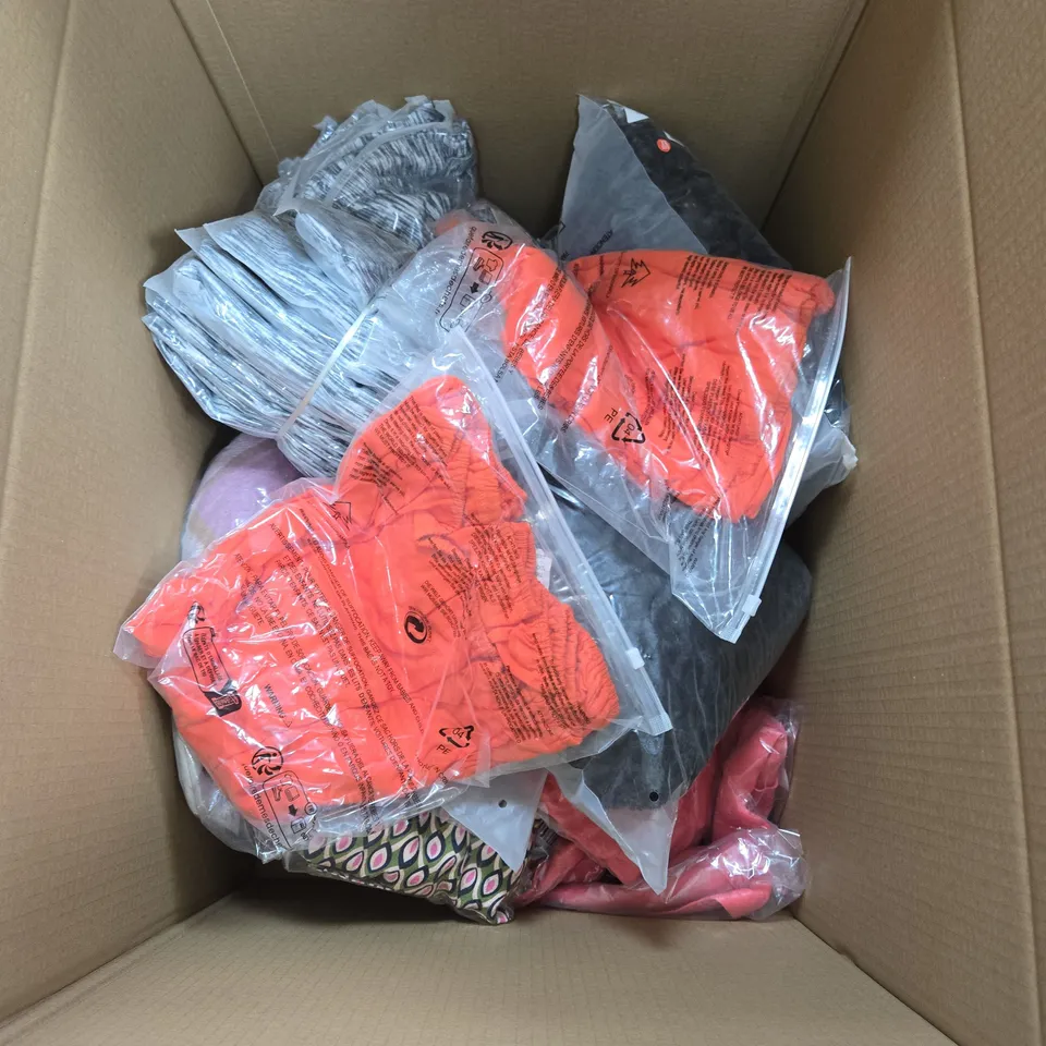 PARAMOUR WOMEN'S CLOTHING – SET OF 3 PACKAGED GARMENTS (PRINTS) (VERIFY MODEL) WOMEN'S CLOTHING BUNDLE – APROX 10 ITEMS TO INCLUDE CLOTHING ITEMS JUMPERS , TOPS AND DRESSES