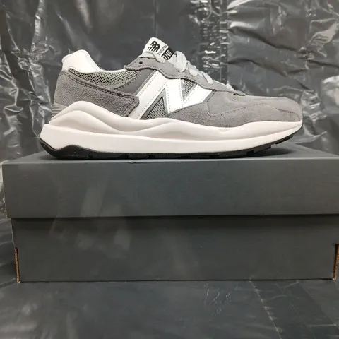 BOXED PAIR OF NEW BALANCE TRAINERS IN GREY SIZE UK 7