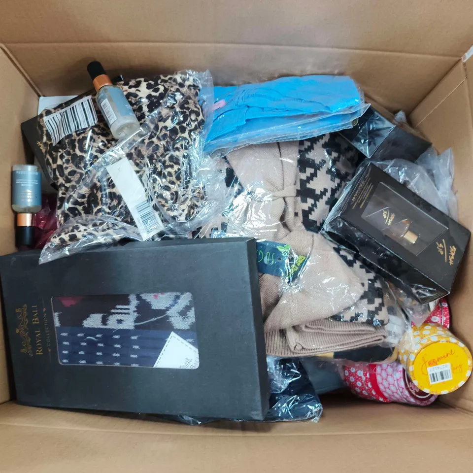 APPROXIMATELY 25 ASSORTED ITEMS TO INCLUDE GROW GORGEOUS DEFENCE, ANAMOR PRINTED TROUSERS, SARAH JESSICA PARKER STASH UP, ETC - COLLECTION ONLY