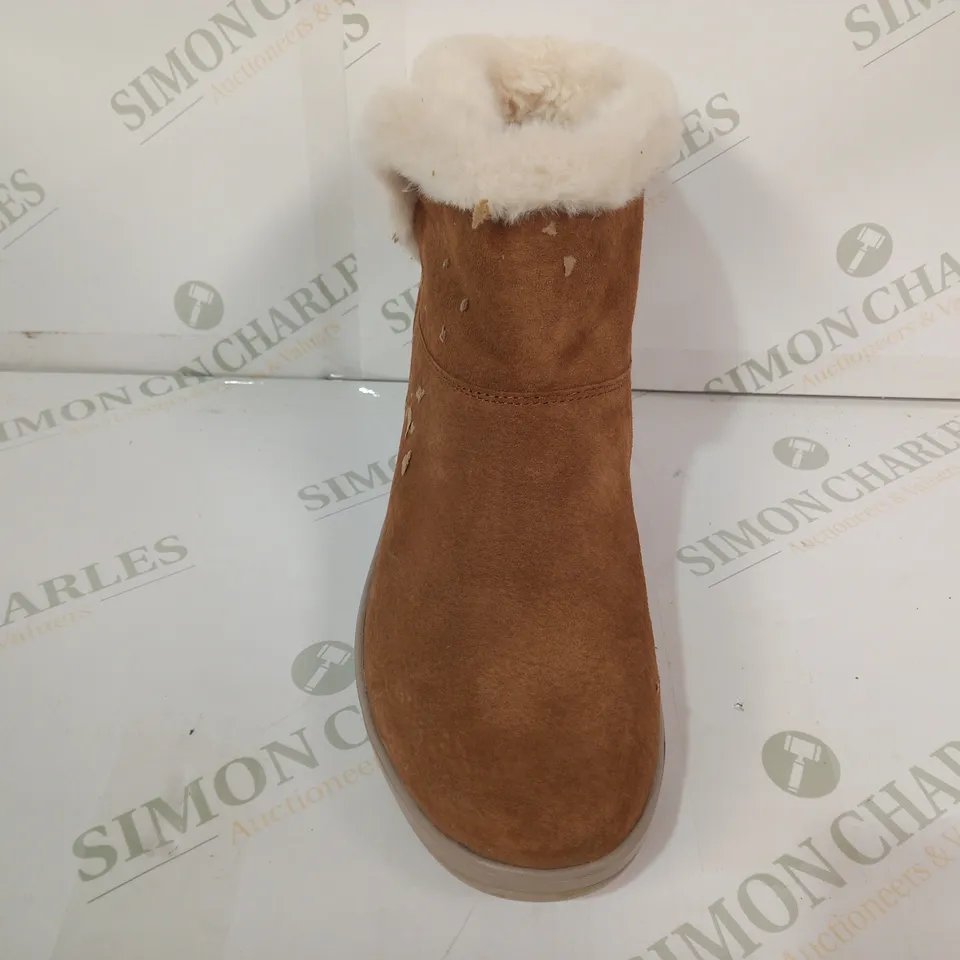 PAIR OF SKECHERS ARCHFIT ANKLE BOOTS IN TAN UK SIZE 7