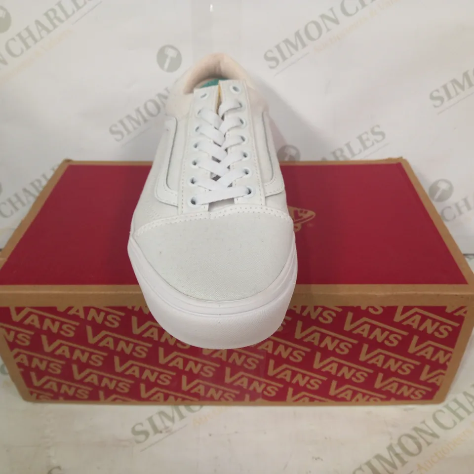 BOXED PAIR OF VANS COMFYCUSH OLD SHOES IN WHITE UK SIZE 8.5