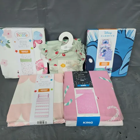 LARGE BOX OF APPROX 10 ASSORTED BEDDING, SHEETS AND CUSHIONS