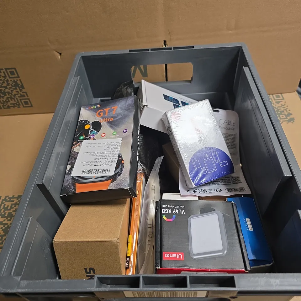 TOTE OF APPROXIMATELY 12 ASSORTED HOUSEHOLD ITEMS TO INCLUDE VINYL KITCHEN TIMER, 3D SHADOW LIGHT, VIDEO LIGHT, PHONE CASES ETC