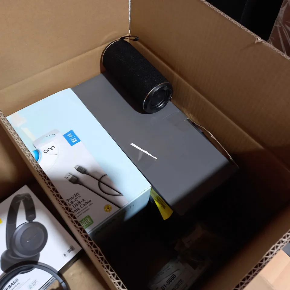 BOX OF APPROX 15 ASSORTED ELECTRICAL ITEMS TO INCLUDE: USB CABLE, HEADPHONES, CHARGER