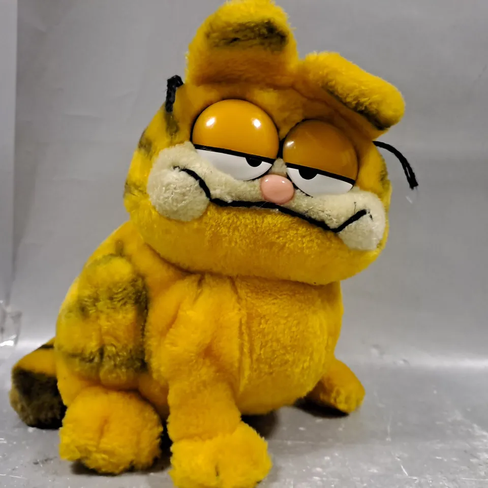 COLLECTIBLE VINTAGE GARFIELD PLUSH TOY