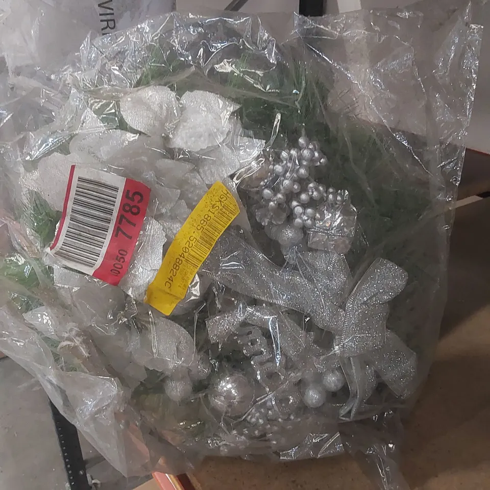 BAGGED BOW TIE 30cm CHRISTMAS WREATH - SILVER