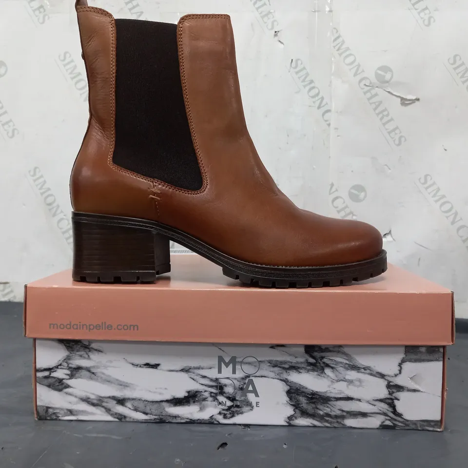 BOXED PAIR OF MODA IN PELLE CHUNKY HEEL CHELSEA BOOTS IN TAN SIZE 7